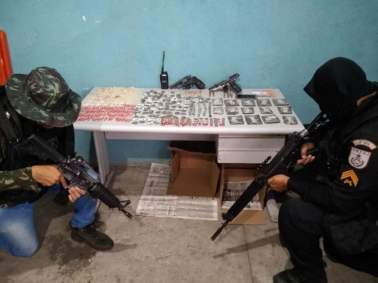 Dois suspeitos do tráfico são baleados em confronto com PMs na divisa dos bairros Açude I e Padre Josimo em Volta Redonda