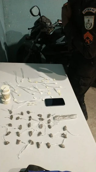 Dupla é detida traficando drogas no Morro da Pinga bairro Fundação Beatriz Gama em Volta Redonda