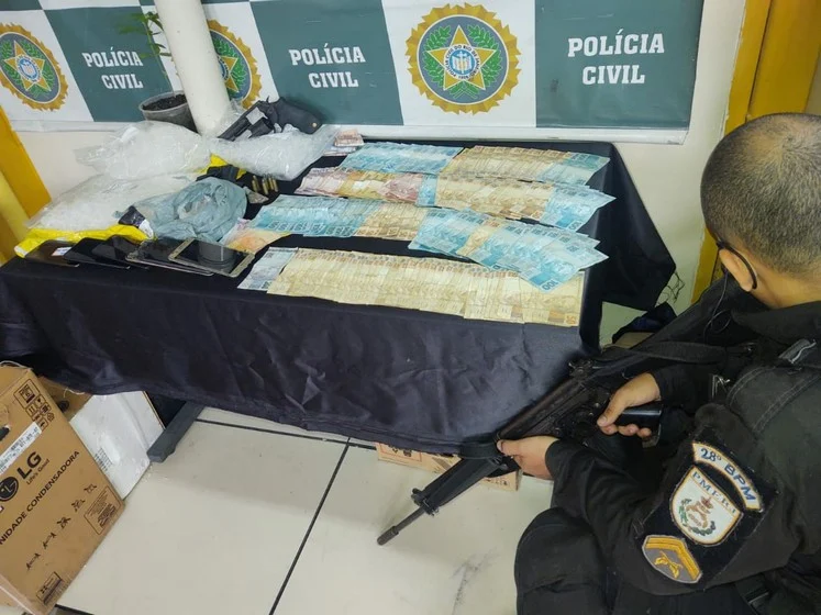 Em cumprimento a Mandados de Busca e Apreensão policiais civis e militares prendem oito suspeitos do tráfico em Barra Mansa