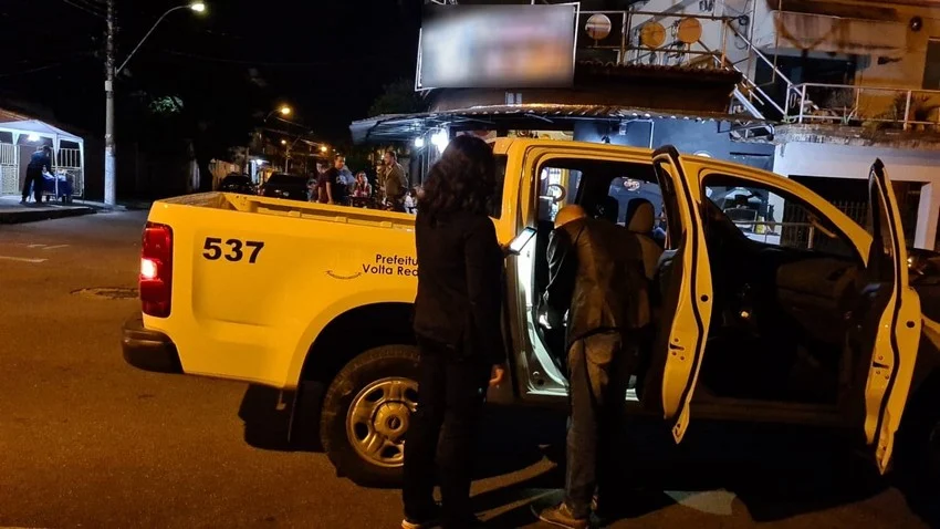 Força-tarefa da prefeitura dispersa aglomerações e acaba com pagode em via pública
