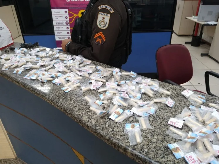 Homem é preso com pinos de cocaína no condomínio Ingá I no bairro Santa Cruz em Volta Redonda