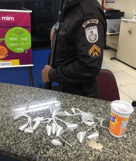 Jovem é preso traficando drogas no bairro Monte Castelo