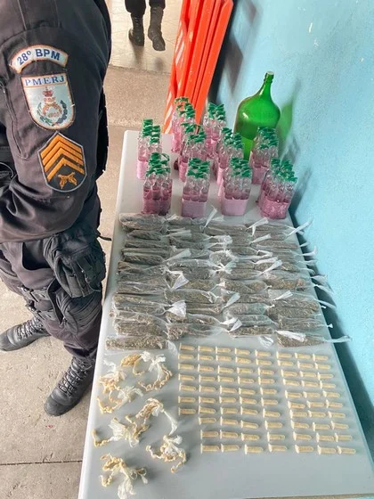 Materiais do tráfico são apreendidos pela PM no bairro Três Poços em Volta Redonda