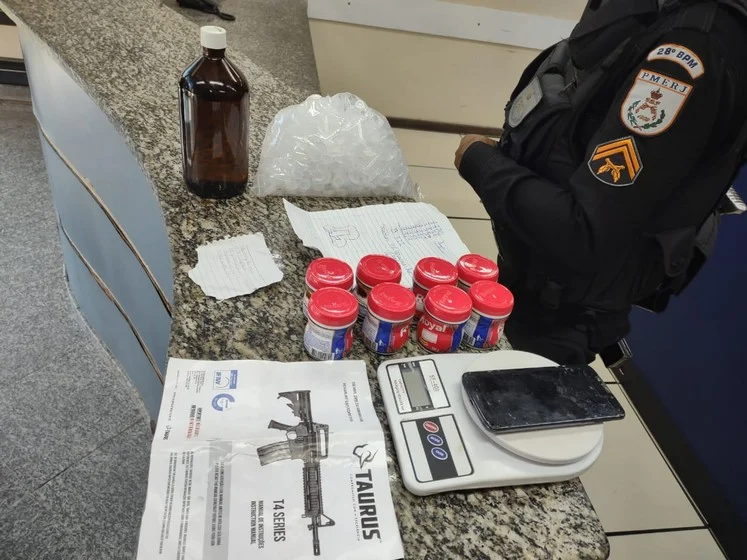 PM faz apreensão de materiais do tráfico na Vila Delgado em Barra Mansa