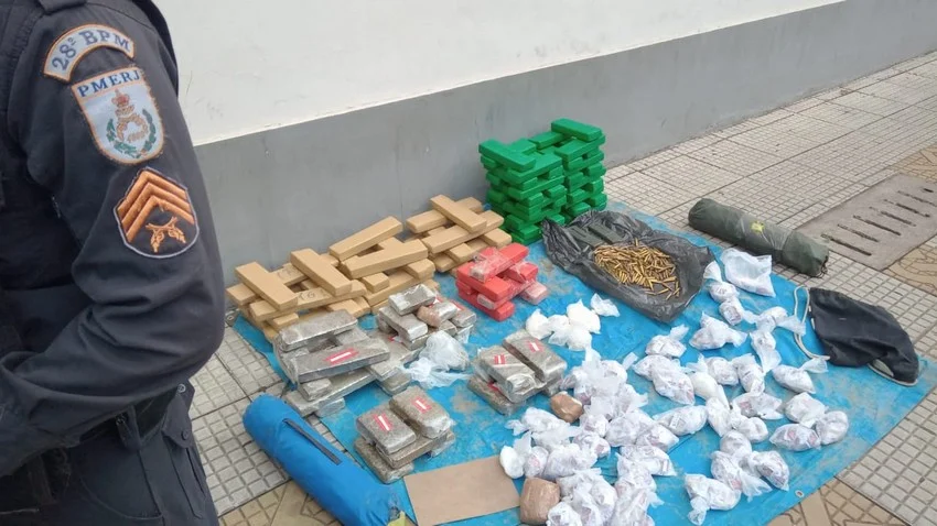 PM faz grande apreensão de entorpecente e munições no bairro Santa Cruz em Volta Redonda