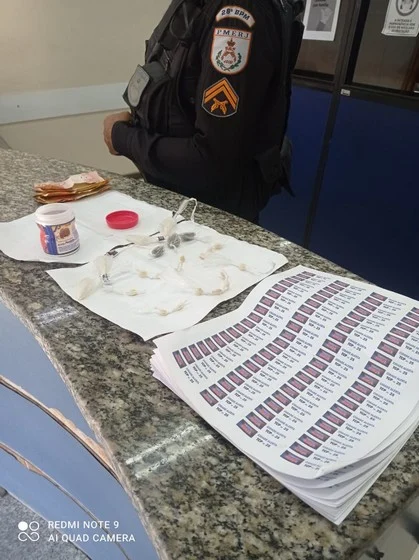 PM prende suspeito por tráfico de drogas no bairro Ano Bom em Barra Mansa