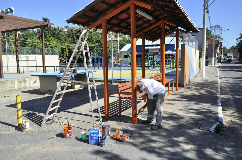 Secretaria de serviços públicos realiza manutenção dos pontos de ônibus em pinheiral