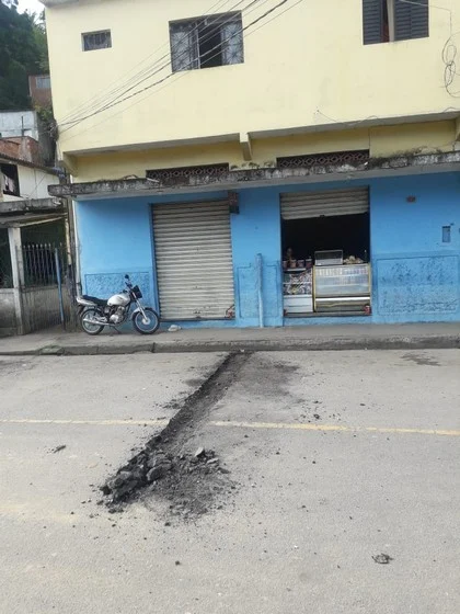 Suspeito do tráfico é flagrado pela PM construindo quebra-molas para dificultar ações policiais no bairro Jardim Belmonte Volta Redonda