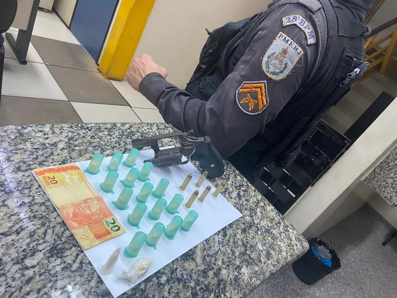 Jovem é preso por porte de arma e entorpecentes no bairro Piteiras em Barra Mansa.