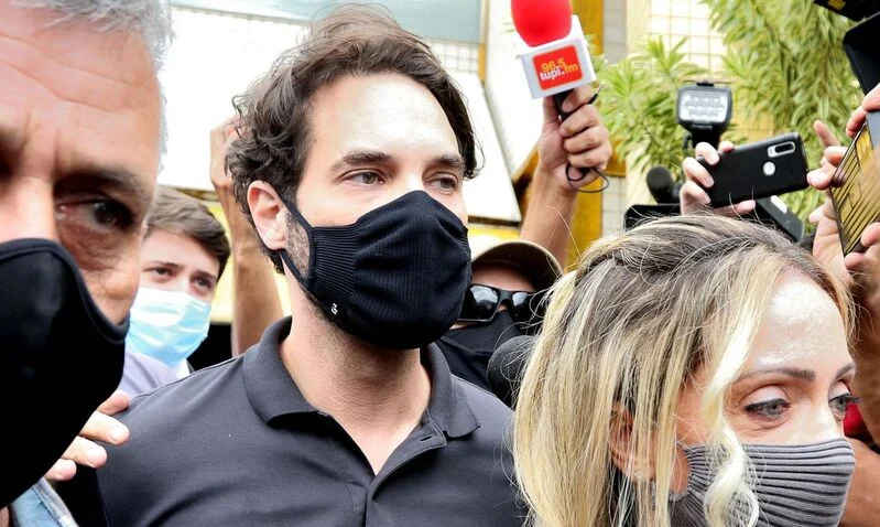 Dr. Jairinho, namorado de Monique Medeiros da Costa e Silva, mãe do menino Henry Borel, deixa a Delegacia de Polícia da Barra da Tijuca(16ªDP), após prestar depoimento sobre a morte do menido de 4 anos.