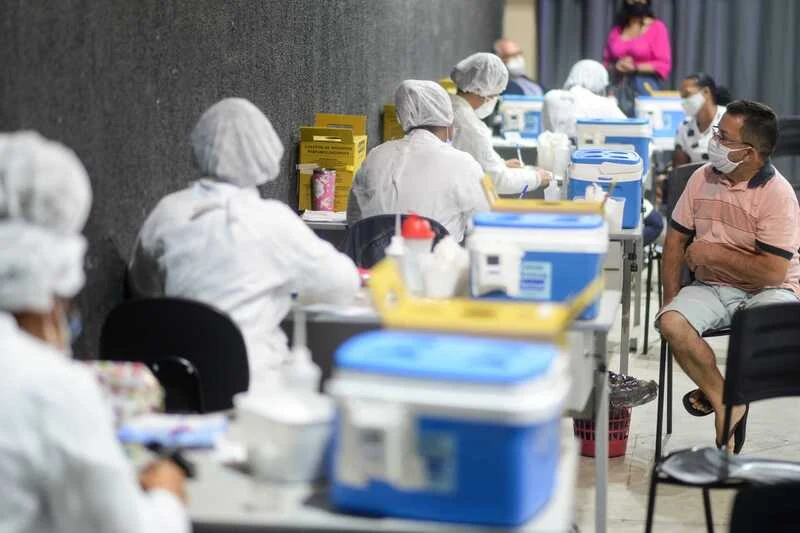 Pessoas com 54 anos foram imunizadas com a vacina da Pfizer em Barra Mansa nesta sexta-feira