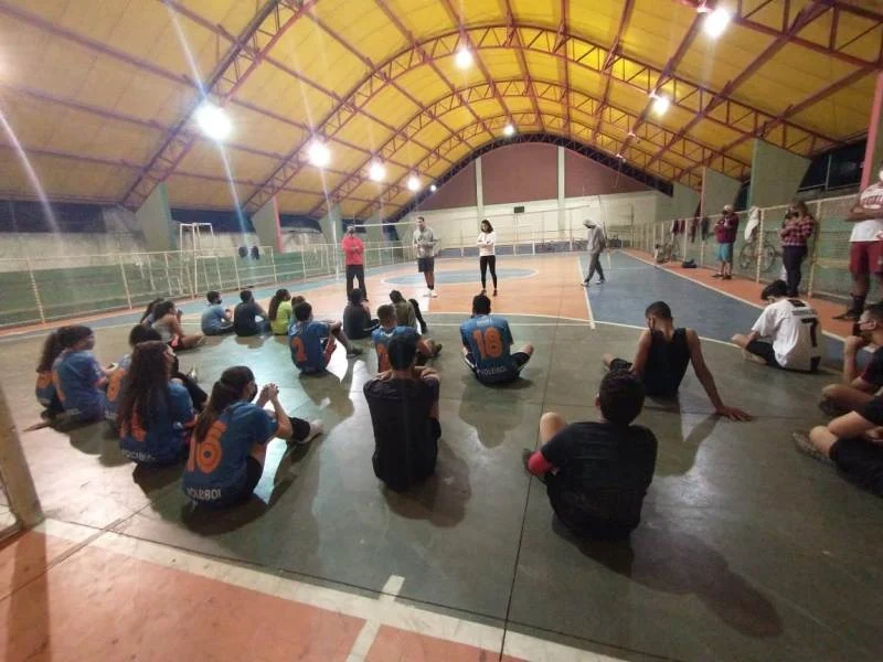 Alunos do projeto “Salte e Ataque” participam de palestra com o jogador da Superliga de Voleibol, Gabriel Soares
