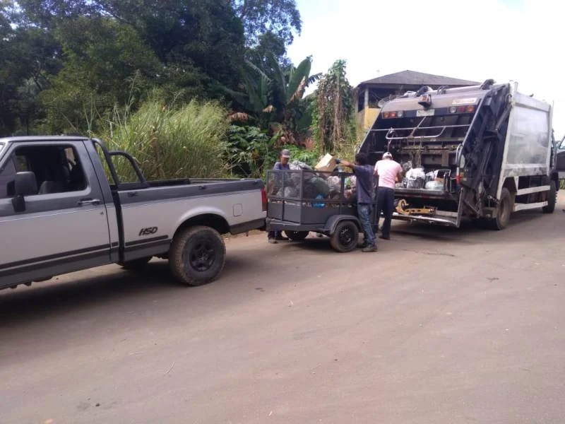 Penedo passa a contar com  mini caminhão de lixo para coleta  nas  ruas estreitas (2)