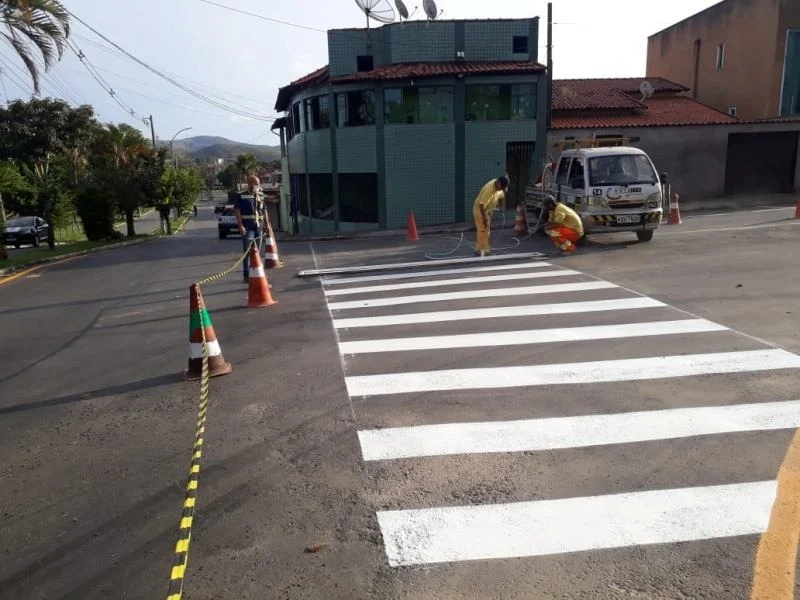 Avenida 3, no bairro Jardim Itatiaia, recebe serviço de sinalização viária