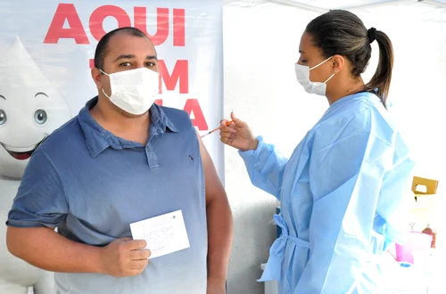 Resende imuniza com pelo menos uma dose 50% da população que pode se vacinar no município