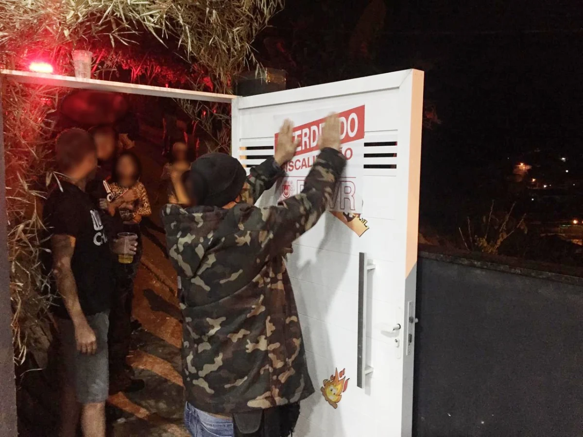 Força-tarefa da prefeitura dispersa aglomerações, fecha bar e orienta para o encerramento de festas