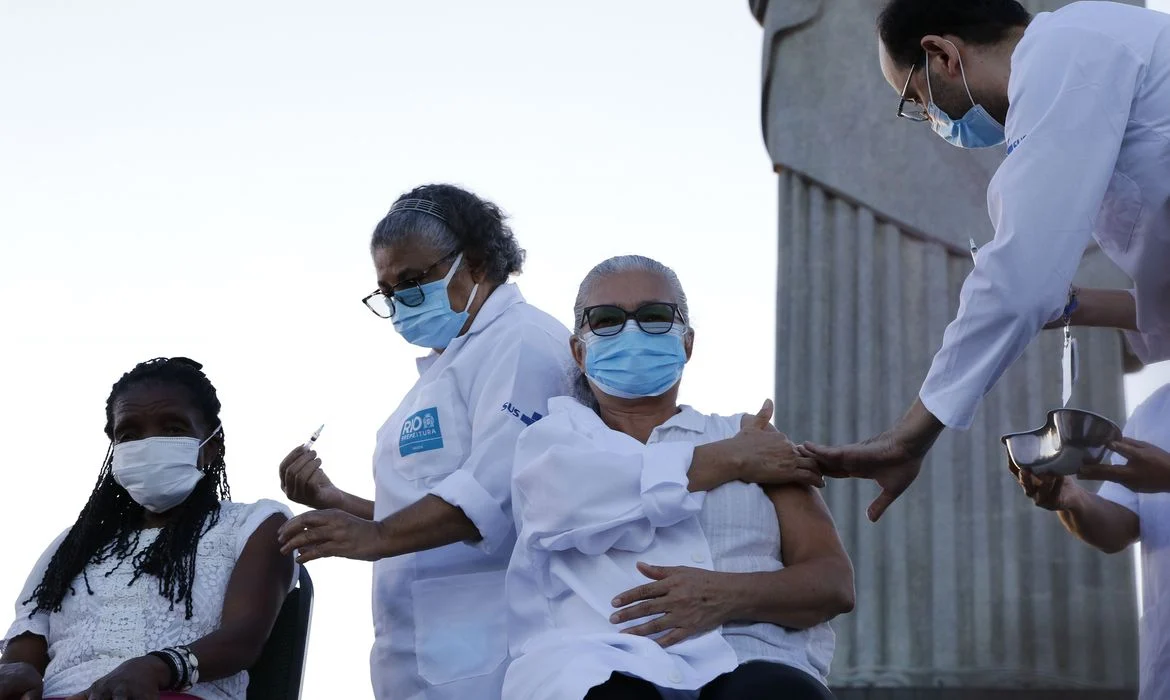 Início da vacinação contra Covid-19, no Cristo Redentor, a idosa Terezinha da Conceição e a técnica de enfermagem Dulcinéia da Silva Lopes.
