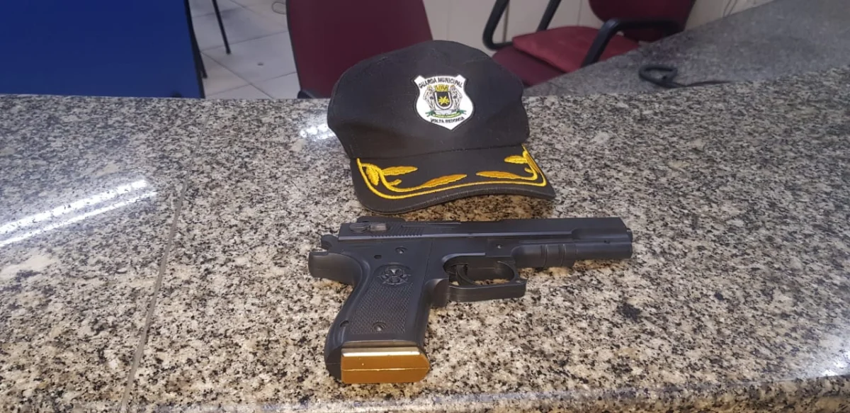 Guarda Municipal flagra homem e adolescentes com réplica de arma de fogo em Volta Redonda