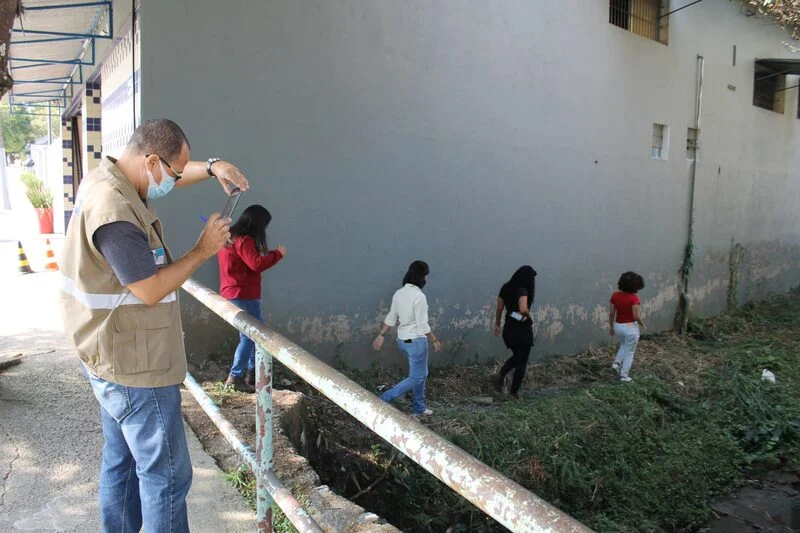 INEA REALIZA FISCALIZAÇÃO EM CONJUNTO COM A PREFEITURA PARA INVESTIGAR ESTRANHA COLORAÇÃO NA ÁGUA DO CÓRREGO