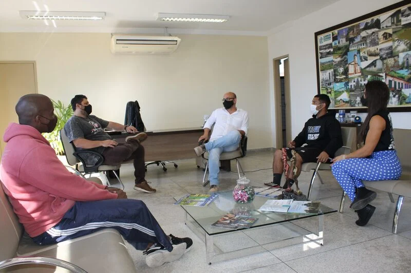 PREFEITURA PARABENIZA A ATLETA LUANA NEVES