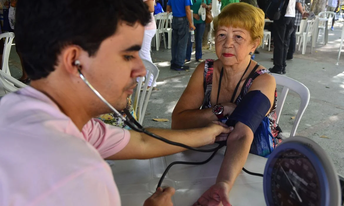 Em comemoração ao Dia Internacional da Mulher, médicos promovem campanha de conscientização sobre saúde cardiovascular e advogados oferecem orientação jurídica gratuita (Tânia Rêgo/Agência Brasil)