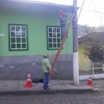 Moradores de Santa Isabel contam com o acesso gratuito à internet na Praça da Matriz