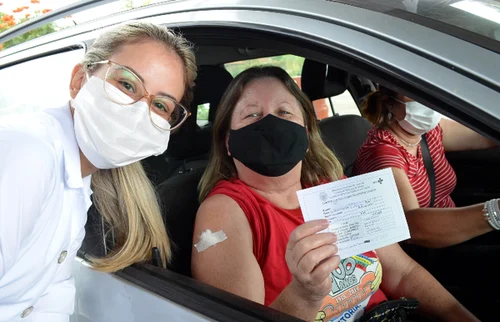 Profissionais da saúde imunizados em 31/03 e residentes de áreas sem cobertura dos postos de saúde, com mais de 45 anos, terão vacina em Drive-Thru nesta quarta, dia 23