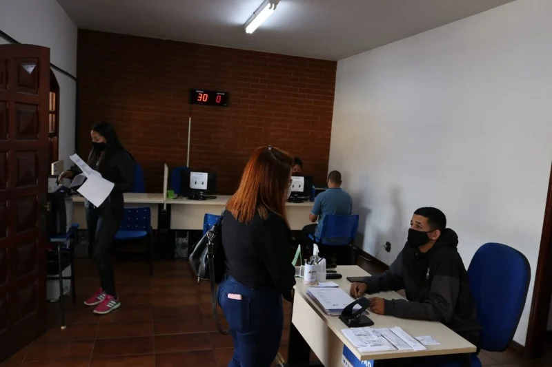 Candidatos participam de recrutamento para vagas de assistente fiscal e conferente