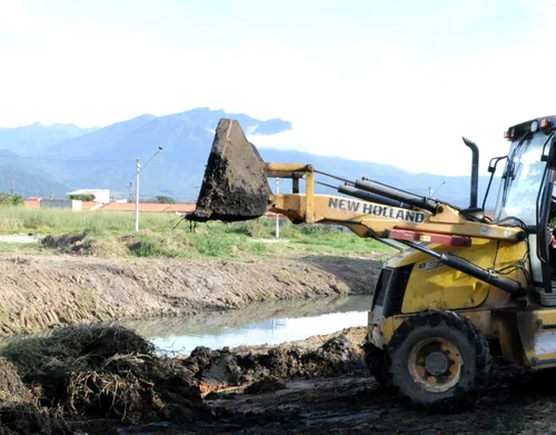 PREFEITURA DE RESENDE REALIZA DESASSOREAMENTO DE CANAL PERIFÉRICO NA GRANDE ALEGRIA