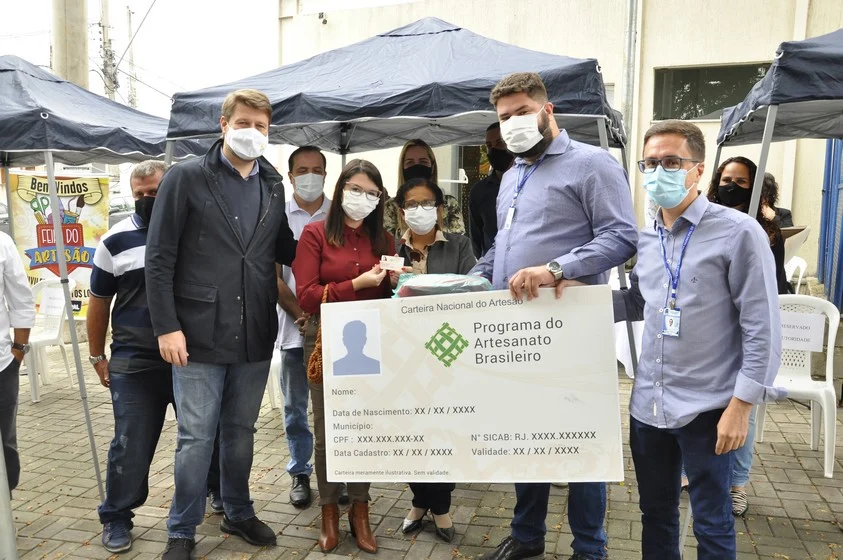 PREFEITO EDNARDO BARBOSA E SECRETÁRIO DE ESTADO DE TURISMO, GUSTAVO TUTUCA, ENTREGAM CARTEIRA NACIONAL DO ARTESÃO PARA PROFISSIONAIS DA ÁREA*