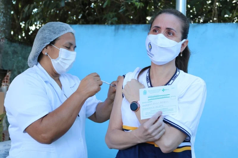 Campanha de Imunização contra a Covid-19 atende, esta semana, profissionais da Educação e moradores, por idade
