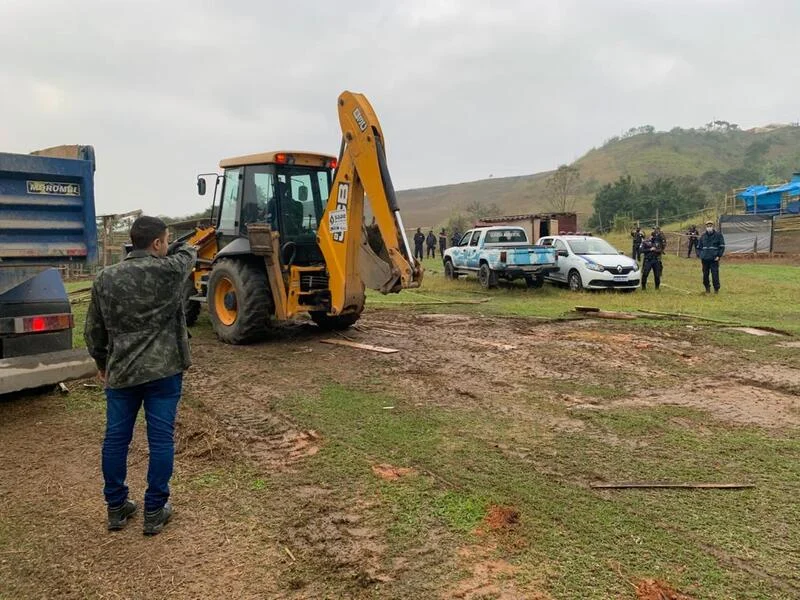 Prefeitura de Barra Mansa realiza demolição administrativa em área de preservação no Getúlio Vargas