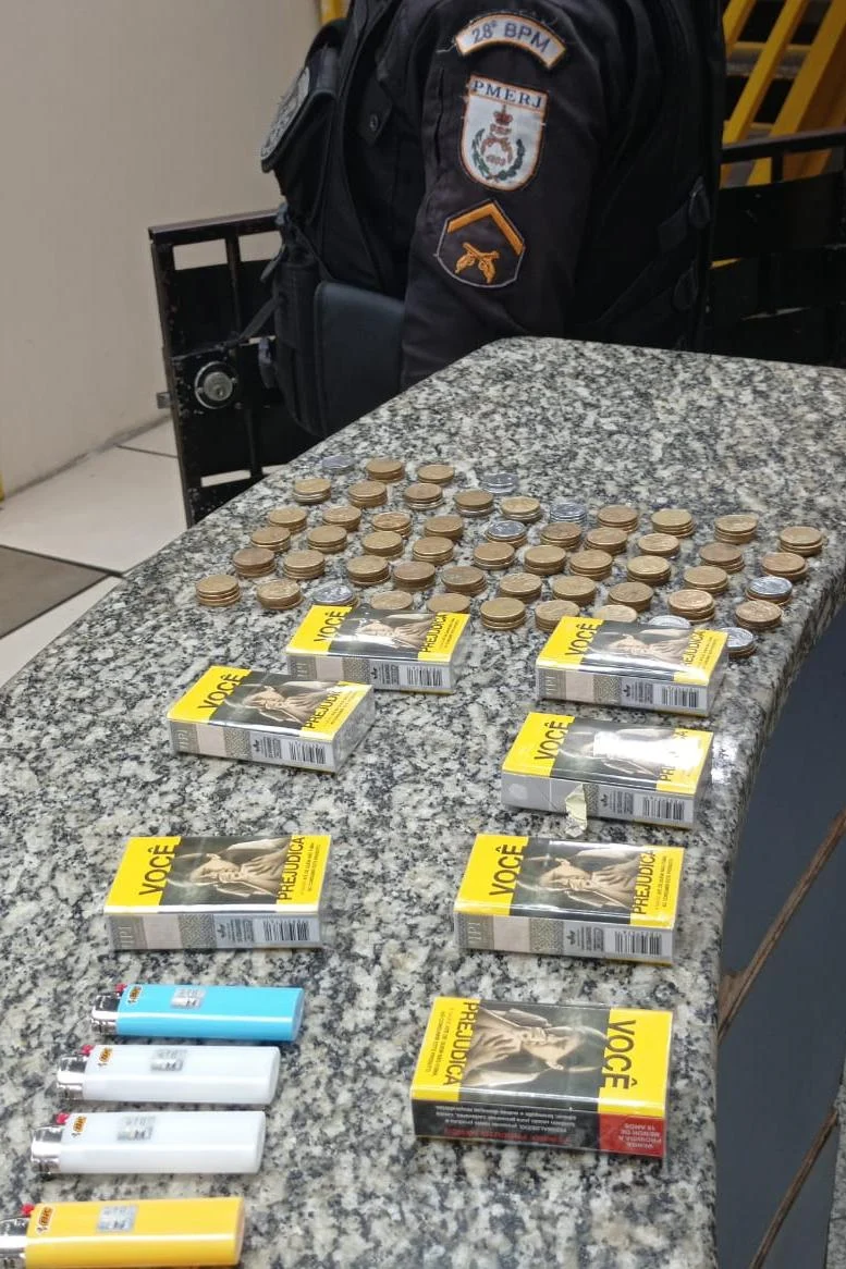 Jovem é preso pela PM logo após furtar uma padaria no bairro Roberto Silveira em Barra Mansa.