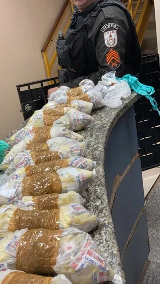 PM apreende grande quantidade de materiais do tráfico no bairro São Vicente em Barra Mansa