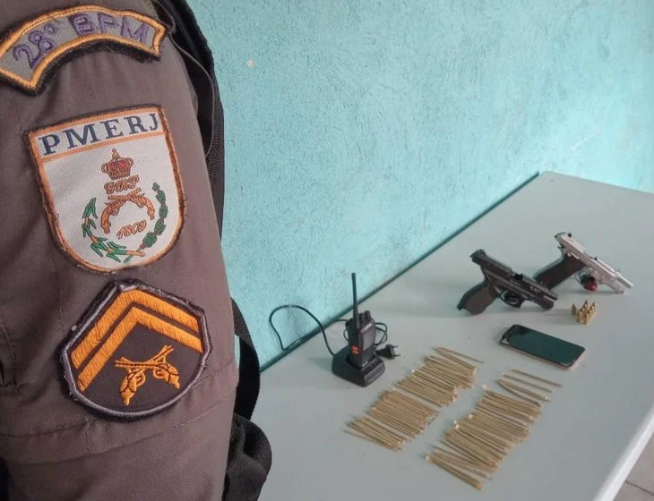 PM prende dupla com armas no Morro da Harmonia no bairro Santo Agostinho em Volta Redonda