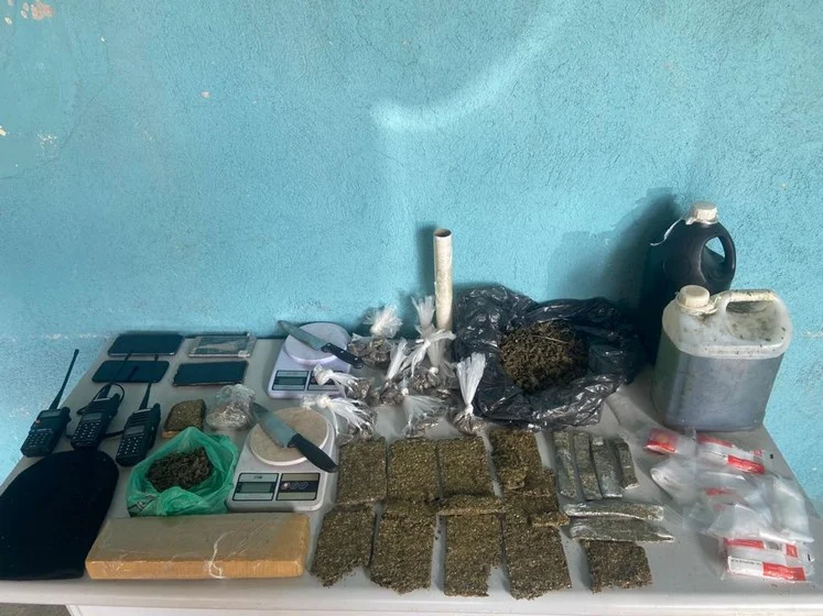PM prende sete suspeitos do tráfico e apreende materiais entorpecentes no bairro Três Poços em Volta Redonda