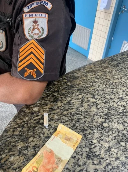 PM prende suspeito com longa ficha criminal traficando drogas na Vila Delgado em Barra Mansa