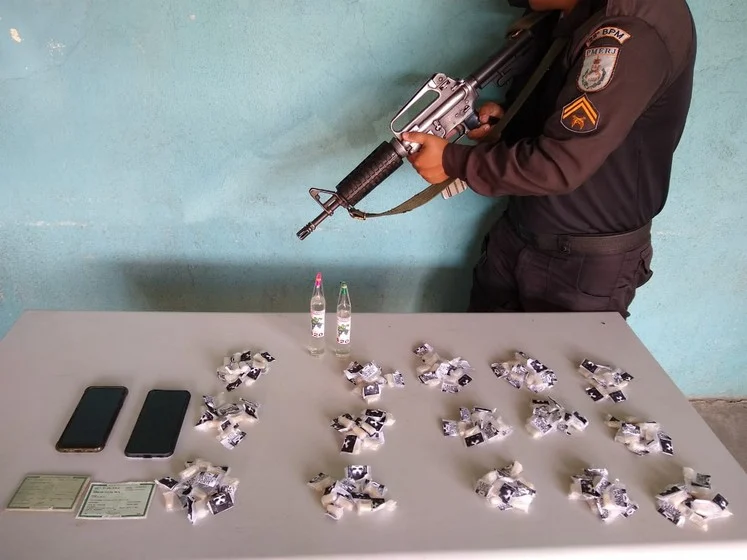 PM prende suspeito de roubo de veículo com entorpecentes no Morro da Conquista em Volta Redonda