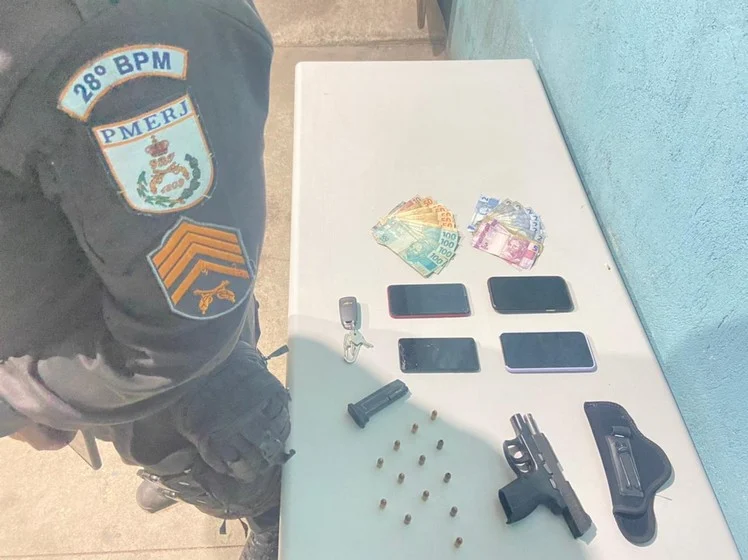Policiais militares prenderam um jovem e apreenderam uma menor por porte ilegal de arma no bairro V. Brasília em Volta Redonda