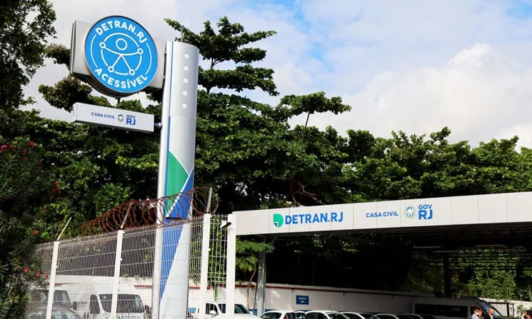Detran atende motociclistas no posto da Francisco Bicalho durante a semana