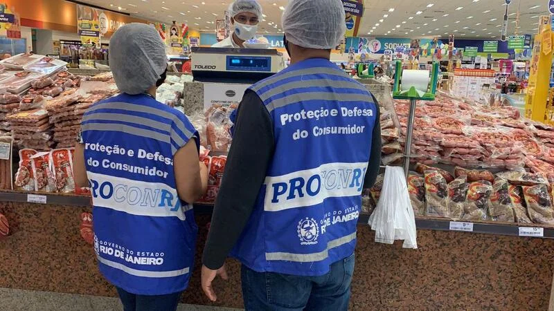 Procon descarta alimentos impróprios para o consumo