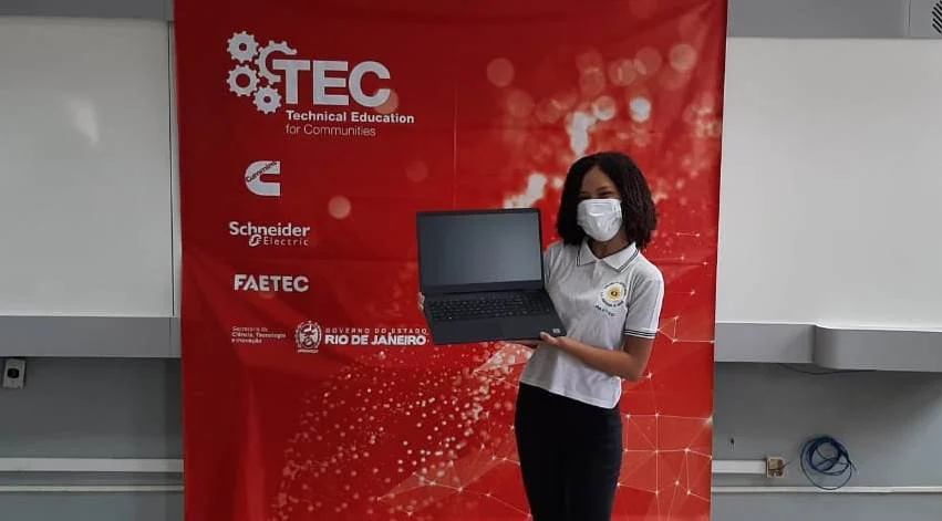 Faetec: alunos recebem notebooks para realizar atividades remotas (Divulgação)