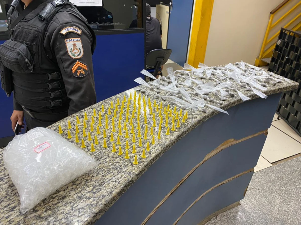 PM faz apreensão de materiais do tráfico em casa invadida no bairro Vila Nova em Barra Mansa.