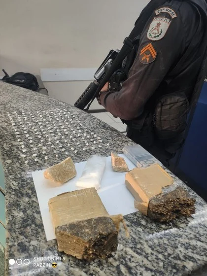 PM prende suspeito e materiais entorpecentes no bairro Roberto Silveira em Barra Mansa