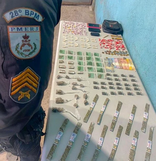 PM prende suspeitos do tráfico e apreende entorpecentes no bairro Siderlândia em Volta Redonda