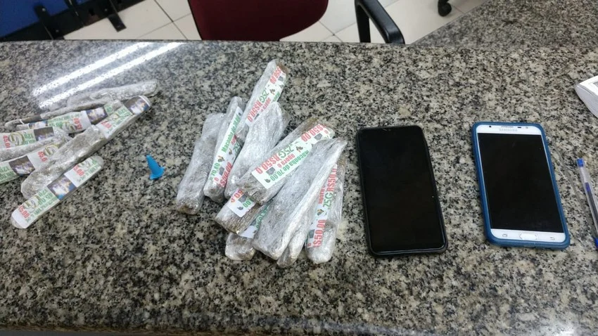 PMs prendem um suspeito por tráfico de drogas no bairro eucaliptal em Volta Redonda