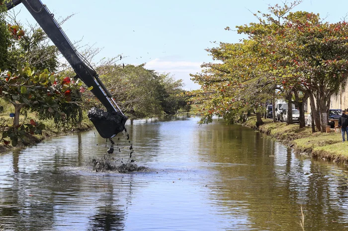 Governo Presente: Limpa Rio inicia serviços no Canal do Capote, em Macaé