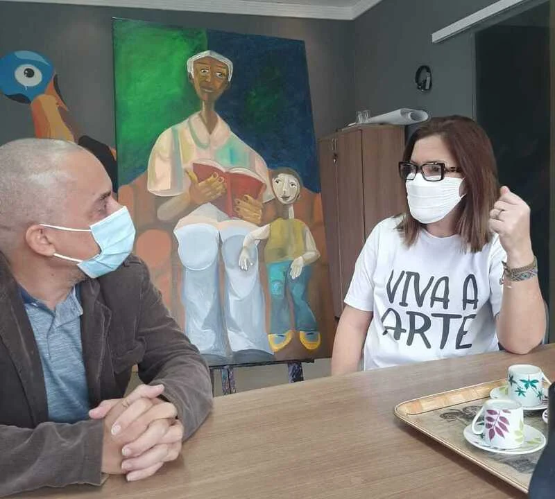 Secretaria de Cultura recebe doação de obra ‘O Contador de Histórias’ da artista Ticiana Parada