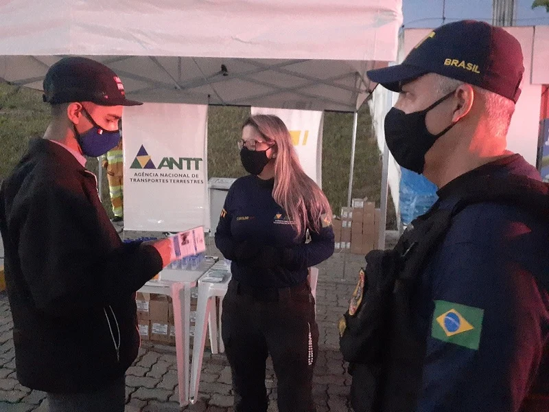 Ação de segurança Acorda Caminhoneiro orienta 70 motoristas sobre o tema sono e direção na via Dutra, em Resende (RJ)