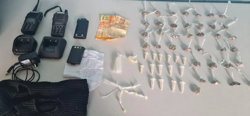 Dupla é detida pela PM por tráfico de drogas no bairro Nova primavera em Volta Redonda